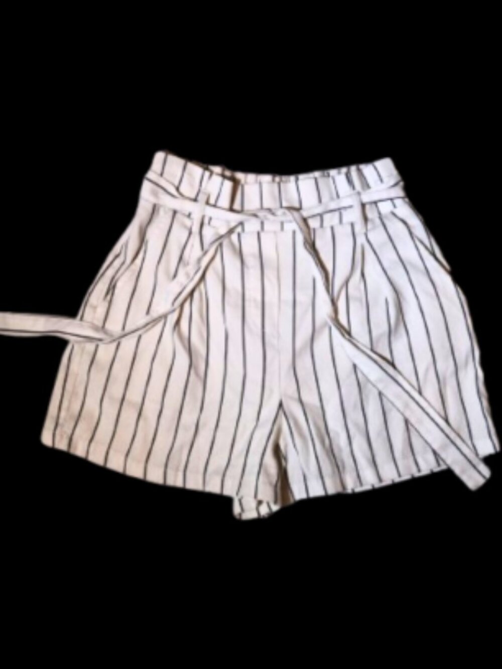 White, black stripped Shorts (M)